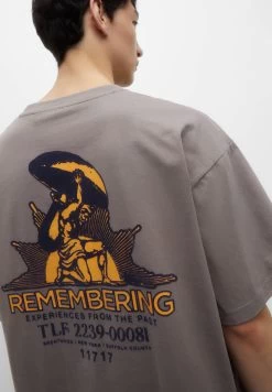 PULL & BEAR Short SleeveWith Print - T-Shirt Print - Brown -PULL BEAR Winkel c7774de489854799a495d27c3f8d89da