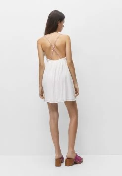 PULL & BEAR Short With Embroidery Detail - Jurk - White -PULL BEAR Winkel d2c946b2972d4f25a9a4f8fa977fe15f