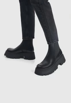 PULL BEAR Winkel 16 PULL & BEAR Mit Elastischen- Korte Laarzen - Black