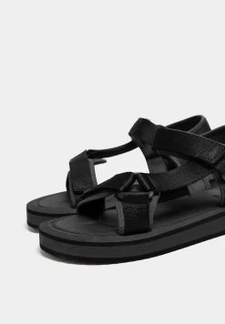 PULL & BEAR Contrast Technical - Sandalen - Black 10 PULL & BEAR Contrast Technical - Sandalen - Black -PULL BEAR Winkel d87e3703e34844fbbf9cfb8bf3f58180