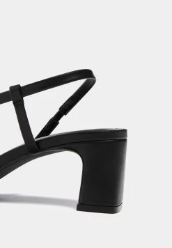 PULL & BEAR Absatz Mit Gekreuzten Riemen - Sandalen - Black -PULL BEAR Winkel e27c642df952417d899046c65f4d2a01