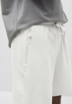 PULL & BEAR Bermuda Jogging - Shorts - White -PULL BEAR Winkel e4ac859a3ad947b88600354fb1b9b644