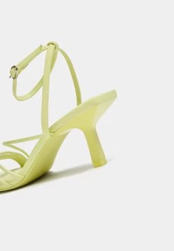 PULL & BEAR Strappy - Sandalen - Green -PULL BEAR Winkel e4f3af8ae4d6434dbe777b0a83630323