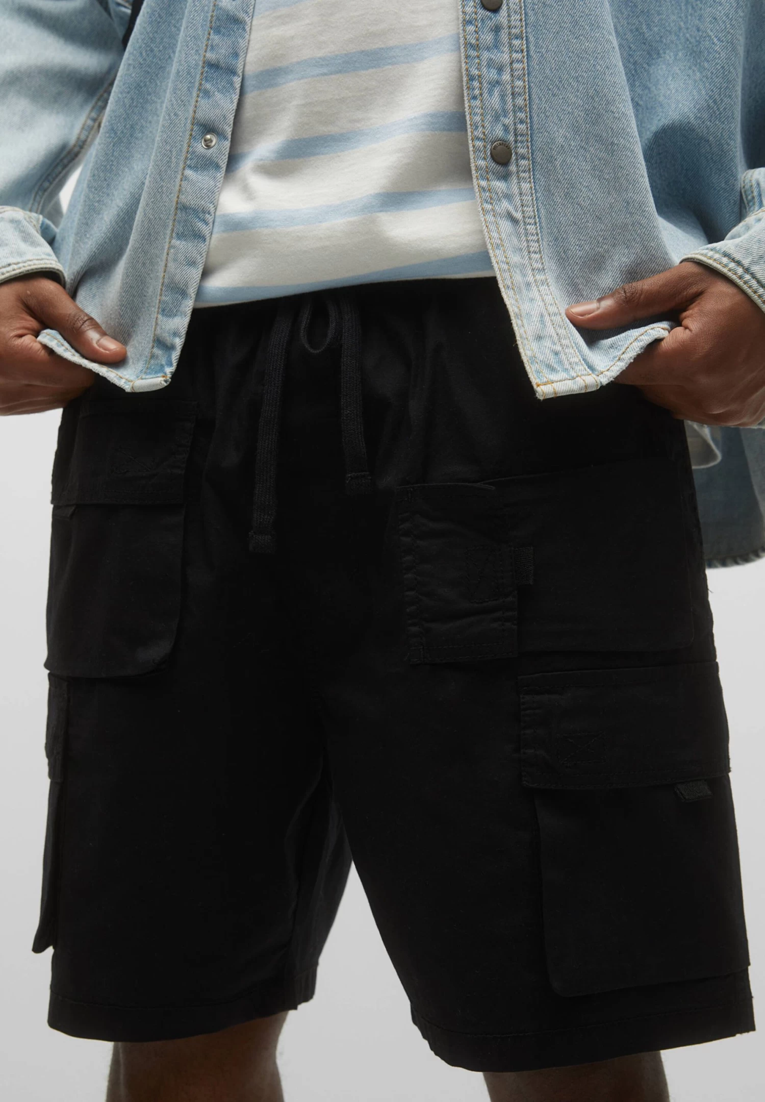 PULL & BEAR Bermuda With Multiple Pockets - Shorts - Black 4 PULL & BEAR Bermuda With Multiple Pockets - Shorts - Black - Afbeelding 4