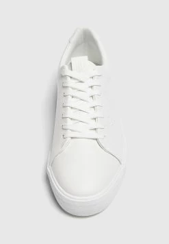 PULL & BEAR Casual Perforated - Sneakers Laag - White -PULL BEAR Winkel ea61d9c4ffd140b1bab9a2fda9c6e6a0