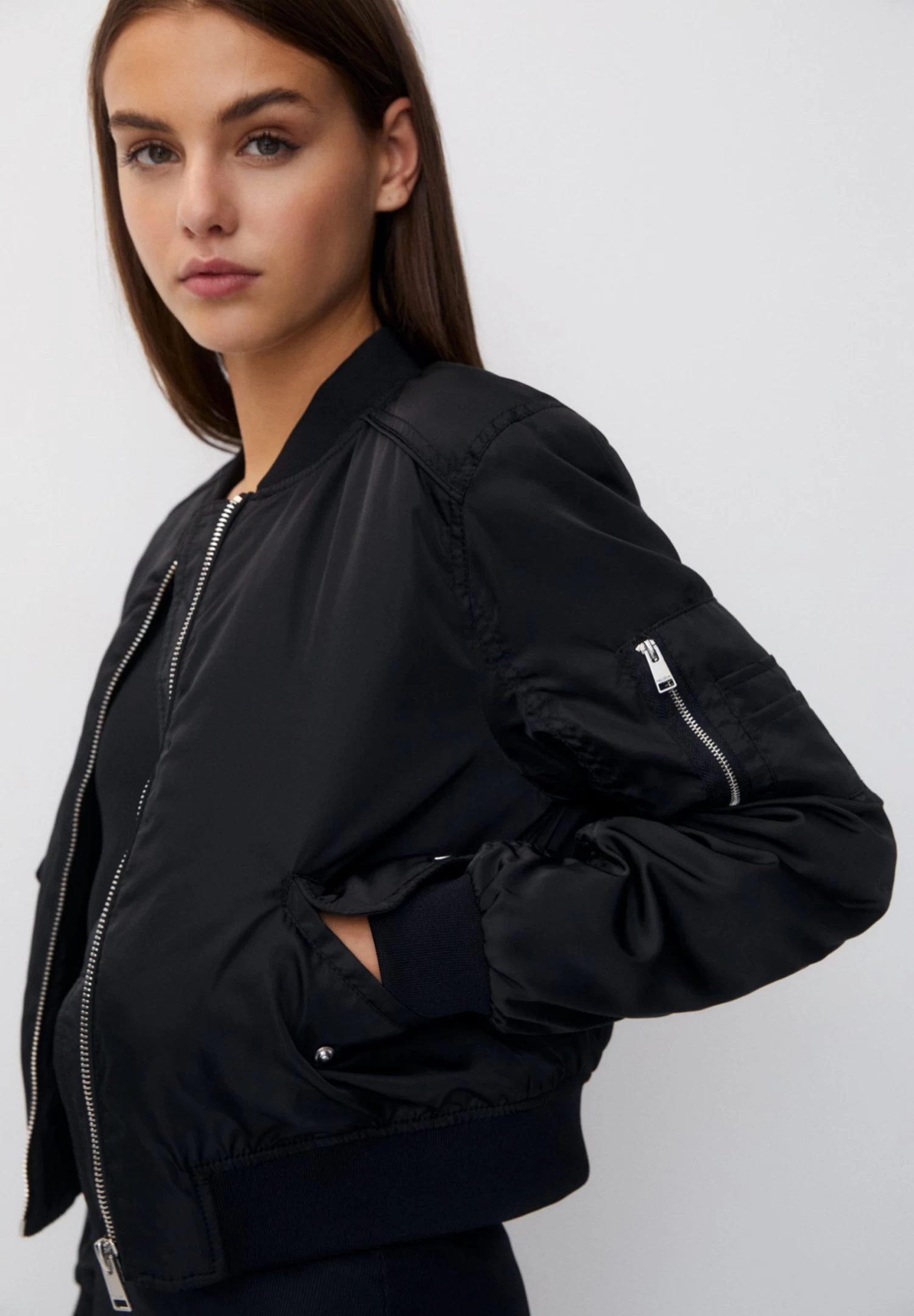 PULL & BEAR Zipped Basic- Bomberjacks - Black 4 PULL & BEAR Zipped Basic- Bomberjacks - Black - Afbeelding 4