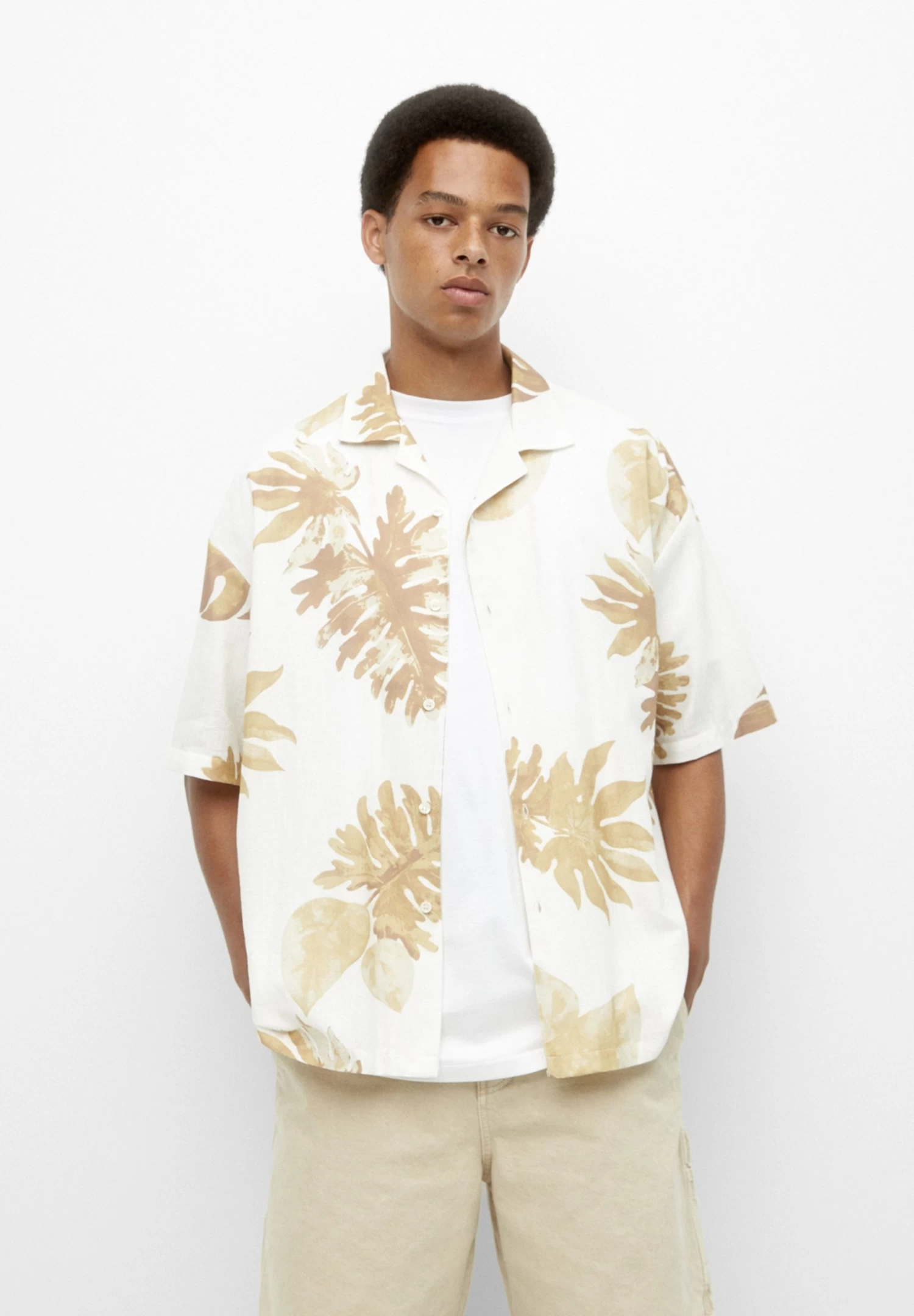 PULL & BEAR Short Sleeve Floral- Overhemd - White 1 PULL & BEAR Short Sleeve Floral- Overhemd - White