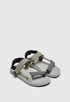 PULL & BEAR Flat Hook-And-Loop Strap- Outdoorsandalen - Grey -PULL BEAR Winkel f5ab6c04af71443e87b85145c396e358