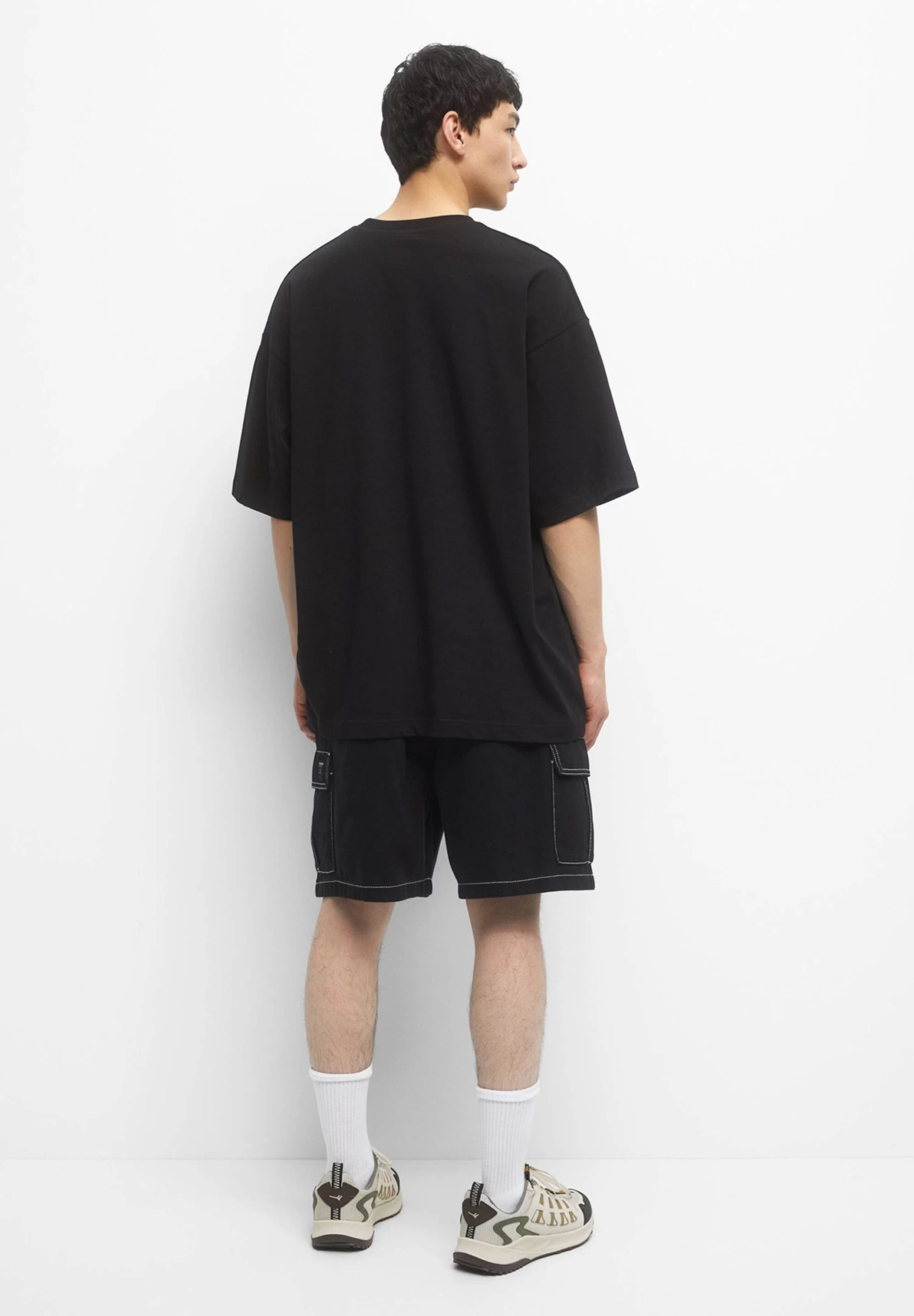 PULL & BEAR Bermuda With Seam Detail - Shorts - Black 3 PULL & BEAR Bermuda With Seam Detail - Shorts - Black - Afbeelding 3